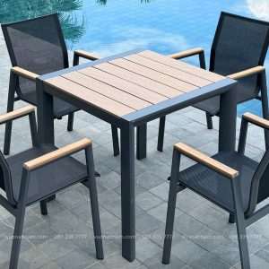 Khung bàn được làm từ nhôm sơn tĩnh điện, mặt bàn được làm từ Nan Polywood