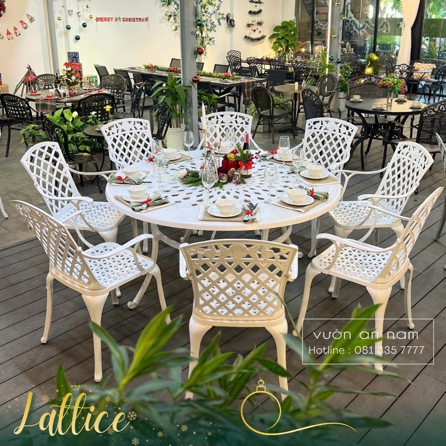 Chiếc bàn tiệc 8 ghế cho sân vườn màu trắng