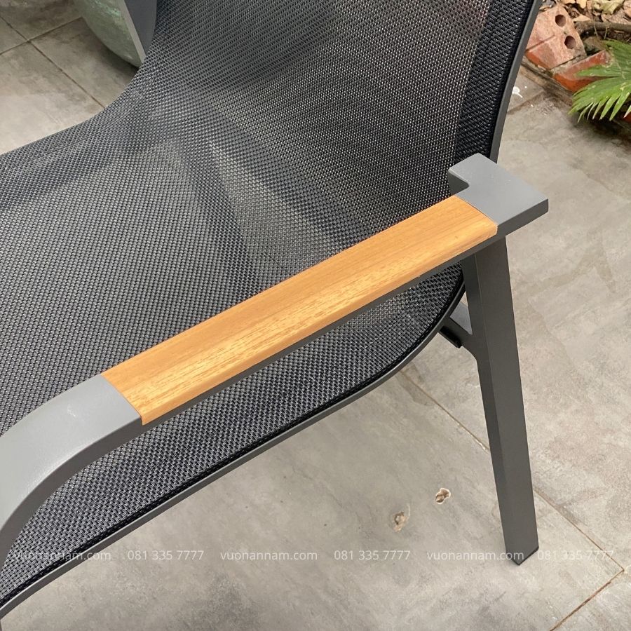 Tay vịn được làm từ chất liệu gỗ Teak chuyên dụng