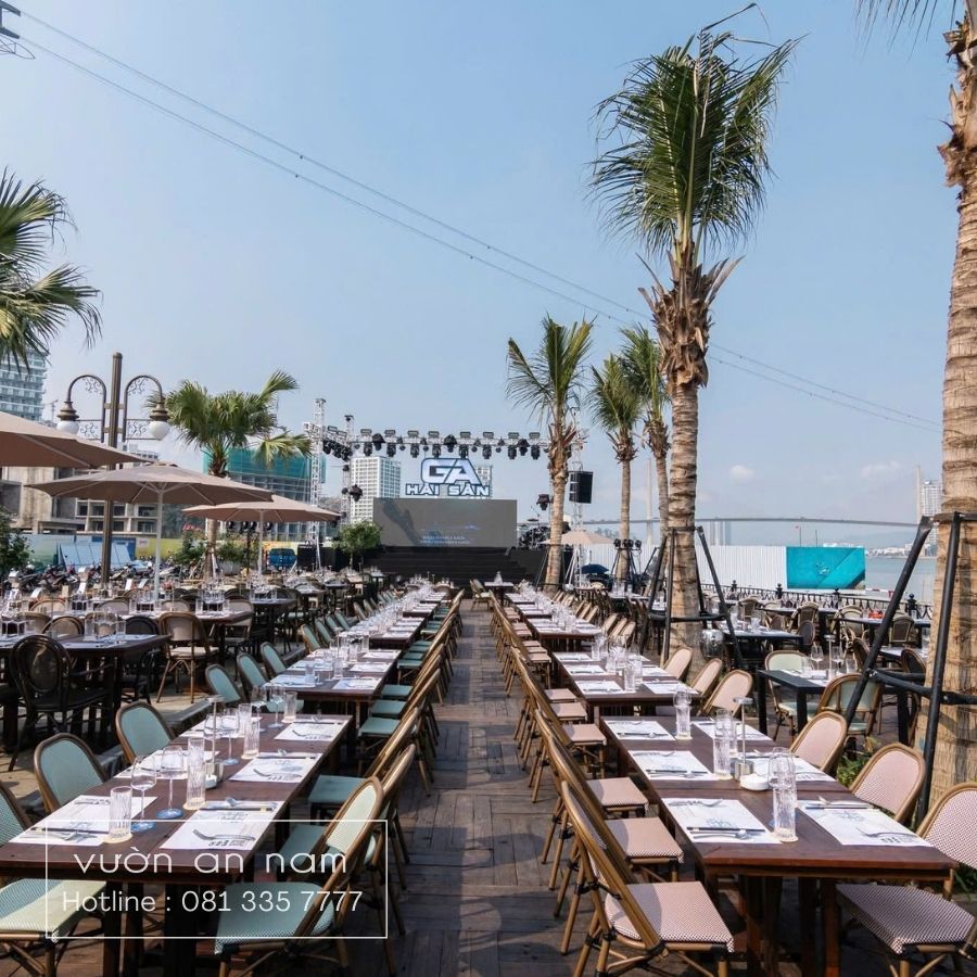 Không gian mở với ghế cafe ngoài trời