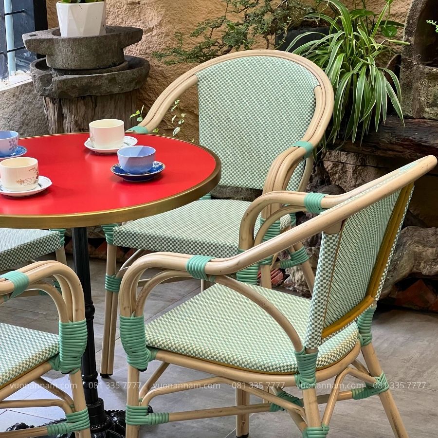 Ghế cafe ngoài trời Panton GTL-GC16X kết hợp với bàn đỏ mang lại cảm giác thú vị