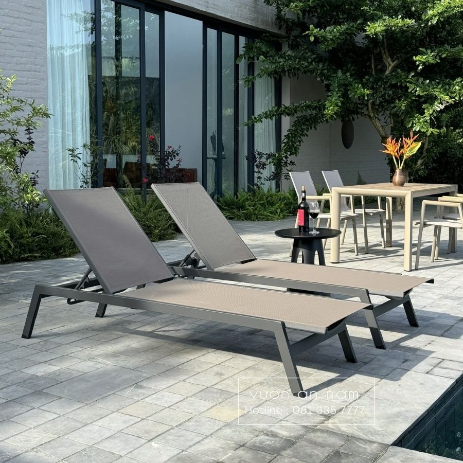 Ghế hồ bơi đặt ở không gian ngoài trời