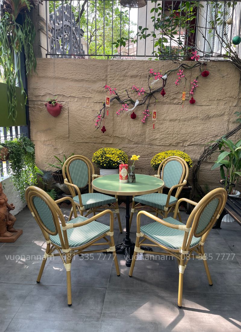 Bộ bàn ghế cafe ngoài trời BGC-03X gồm 4 ghế và 1 bàn với thiết kế phong cách Bistro.