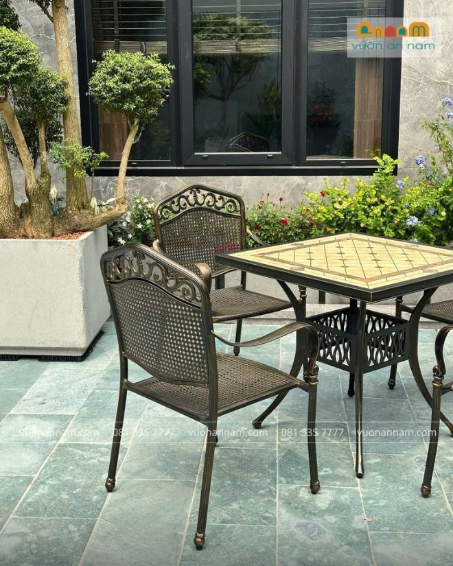 sân thượng đẹp với bàn ghế ngoài trời