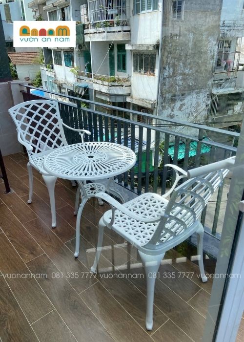 bàn ghế làm bằng nhôm đúc khi để ban công ngoài trời