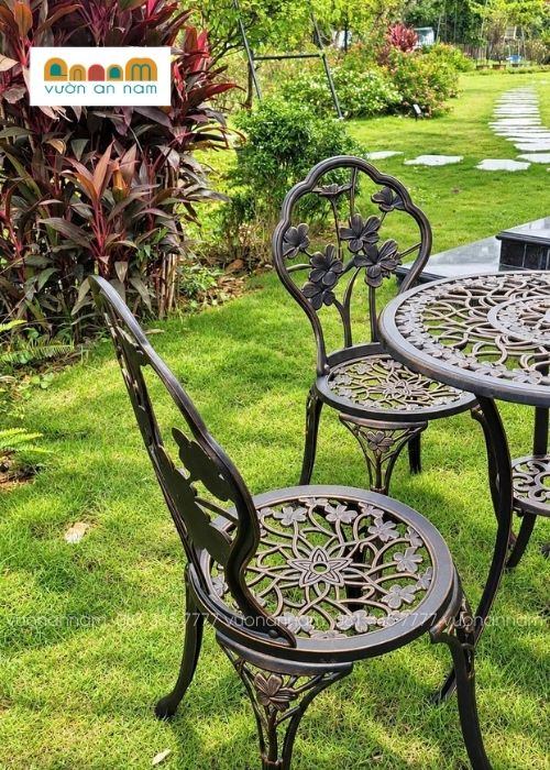 ghế nhôm đặt tại không gian sân vườn