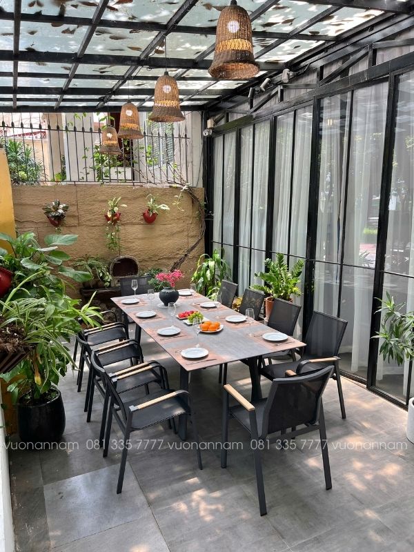 Sắp xếp bàn ghế ngồi ăn ngoài trời cân đối với diện tích