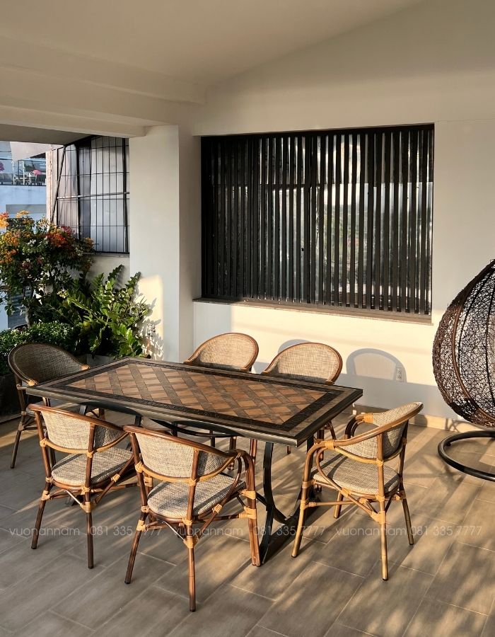 Bộ bàn ăn gồm 6 ghế textilene đặt tại sân thượng