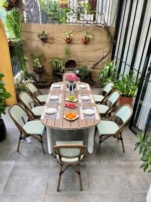 bố trí bàn ăn ở sân vườn