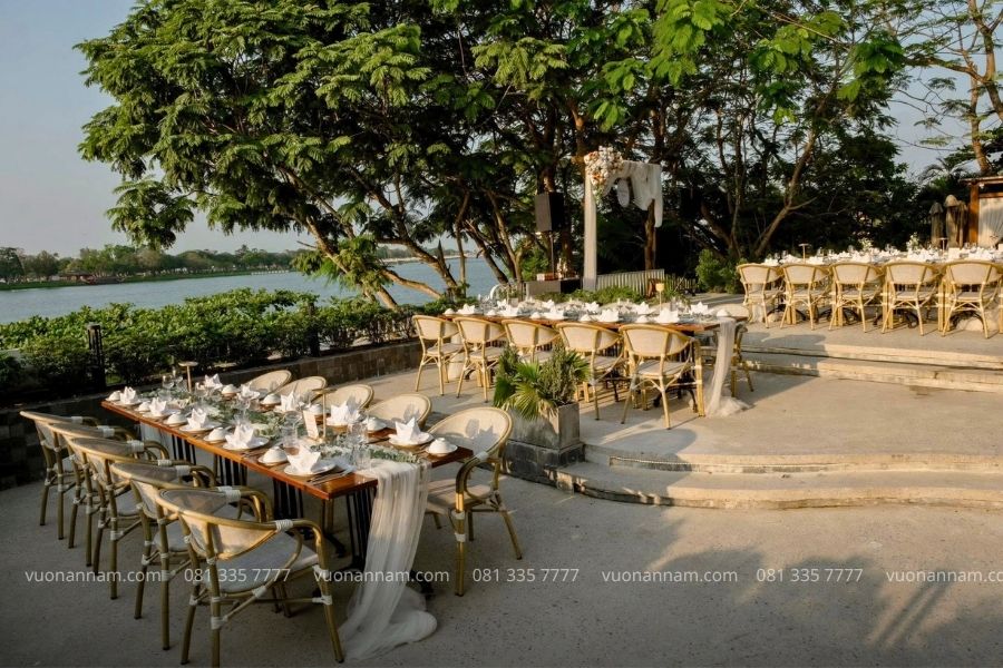 Không gian Bến Trăng Cafe & Bistro bên bờ sông Hương